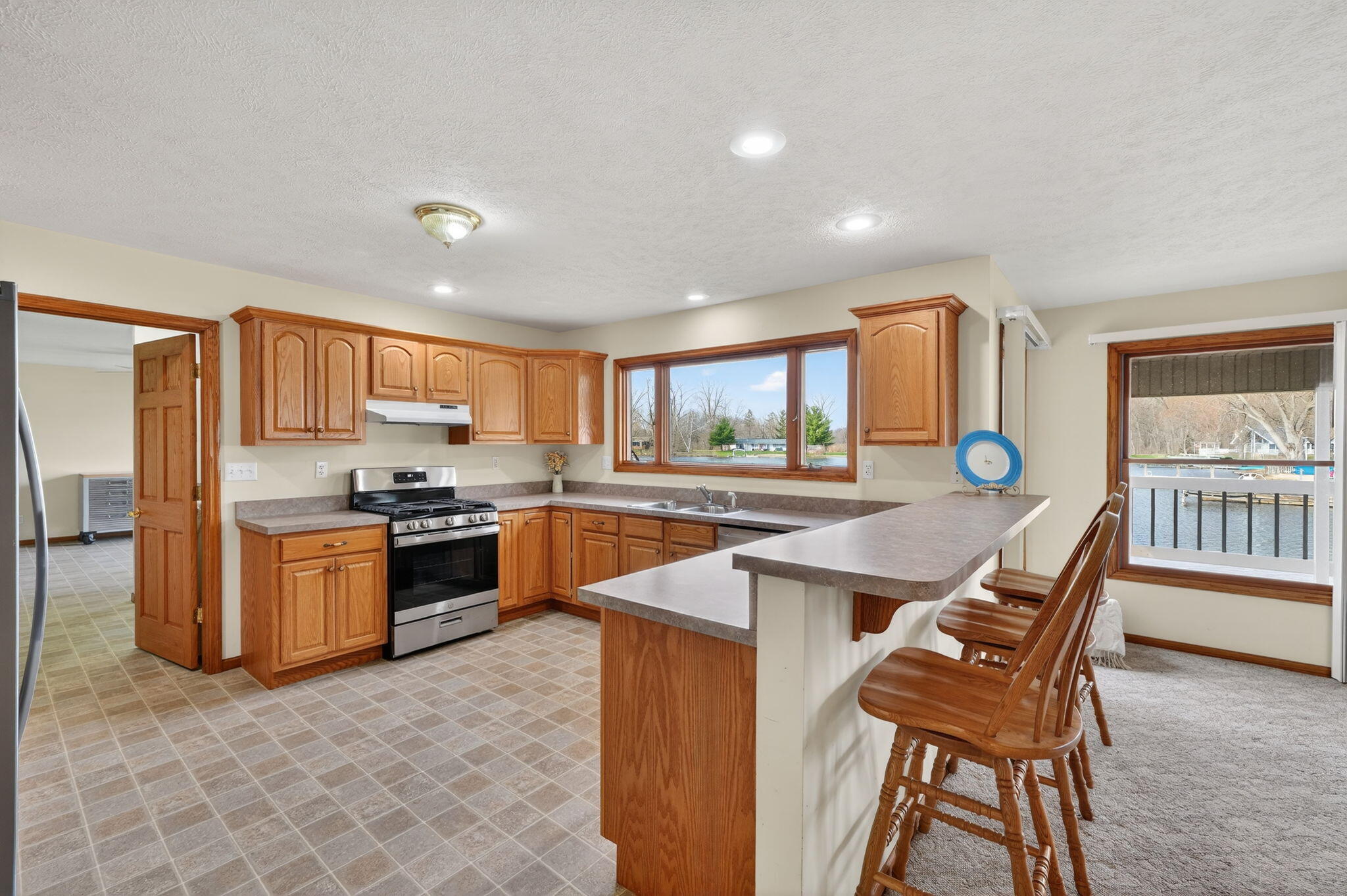 62546 Diamond View Drive Cassopolis, MI 49031 - Photo 16 of 48 Breakfast Bar