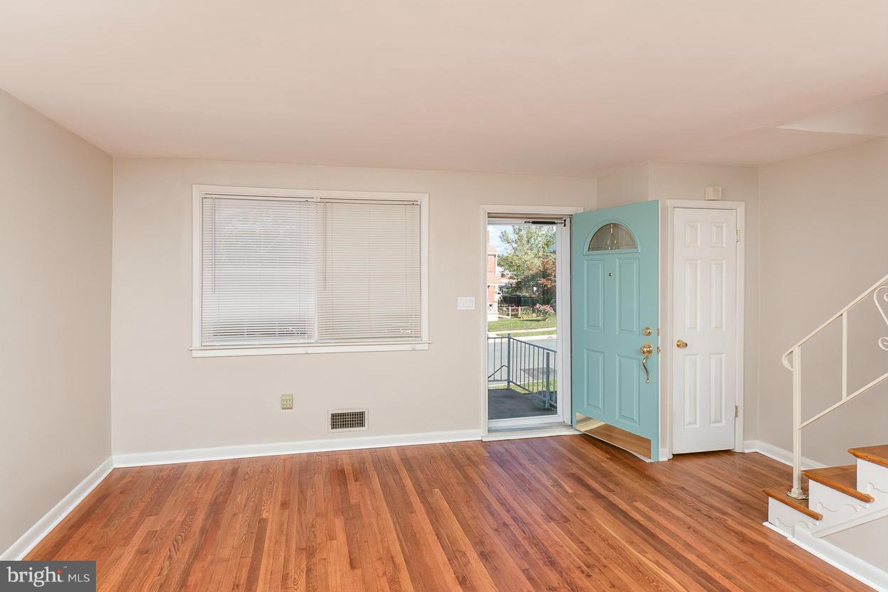 2125 Pitney Road Baltimore, MD 21234 - Photo 4 of 30 Living Room