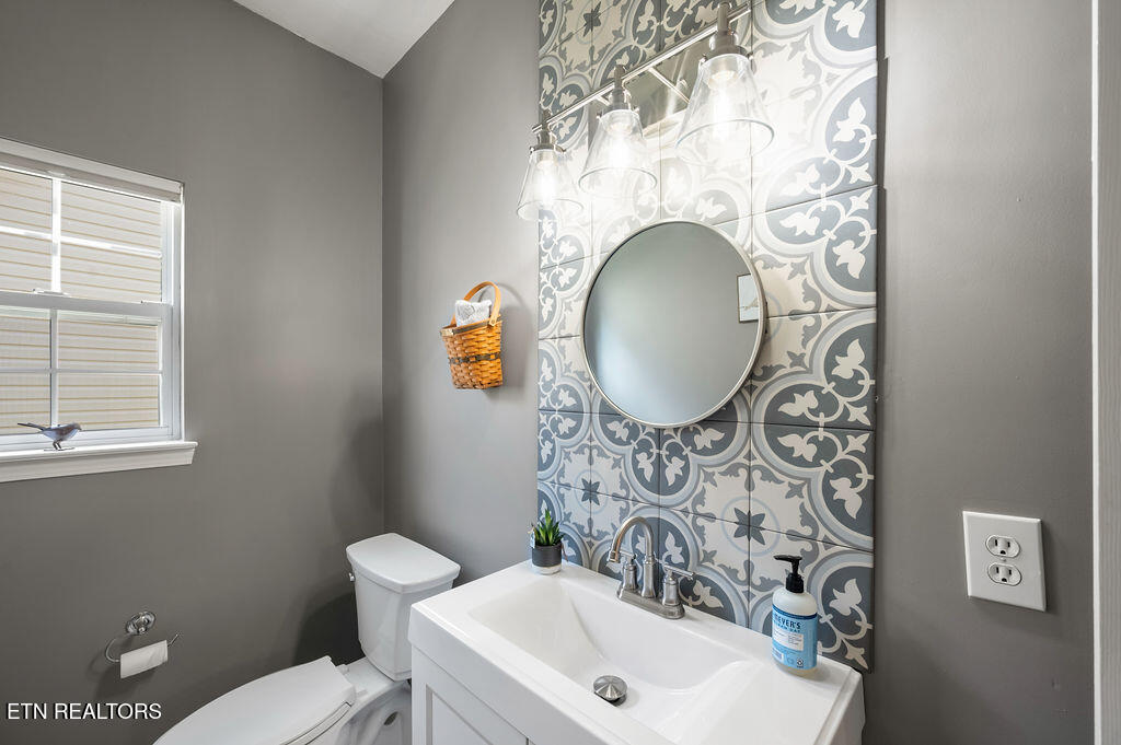 3530 Pebblebrook Way Knoxville, TN 37921 - Photo 26 of 41 Hall half bath