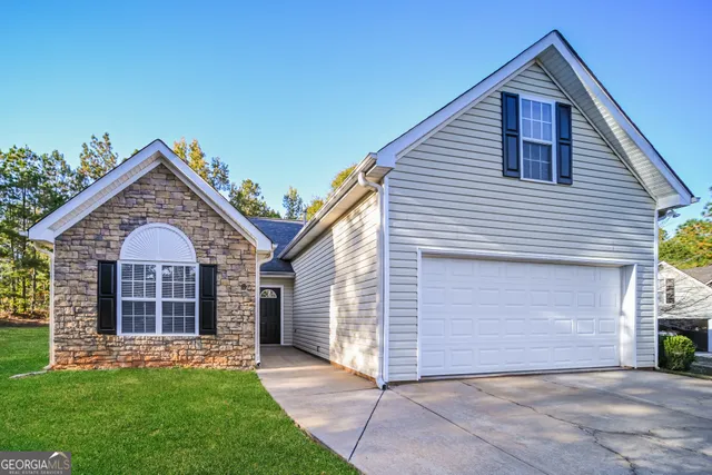 a view of front of a house with a yard