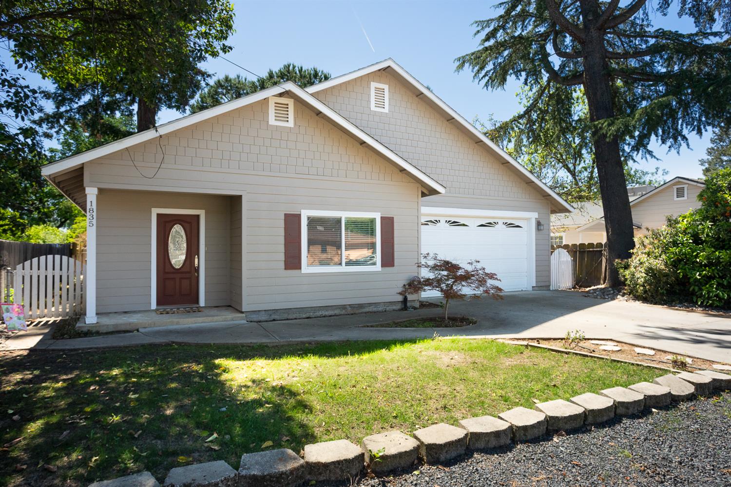 1835 Magnolia Street Gridley, CA 95948 - Photo 4 of 53 a front view of a house with garden