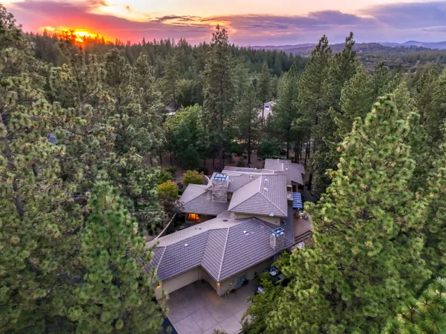 a view of a sitting area with a forest