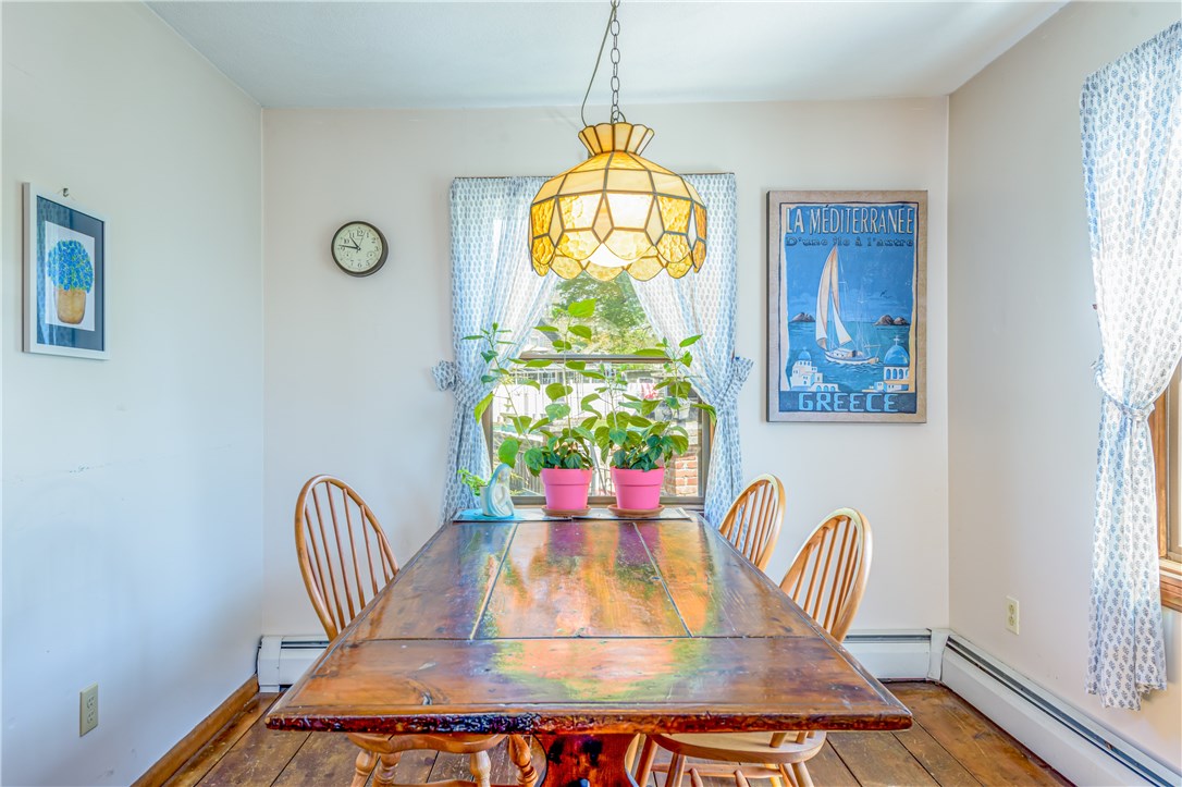 174 Andrew Comstock Road Warwick, RI 02886 - Photo 11 of 40 Breakfast Area