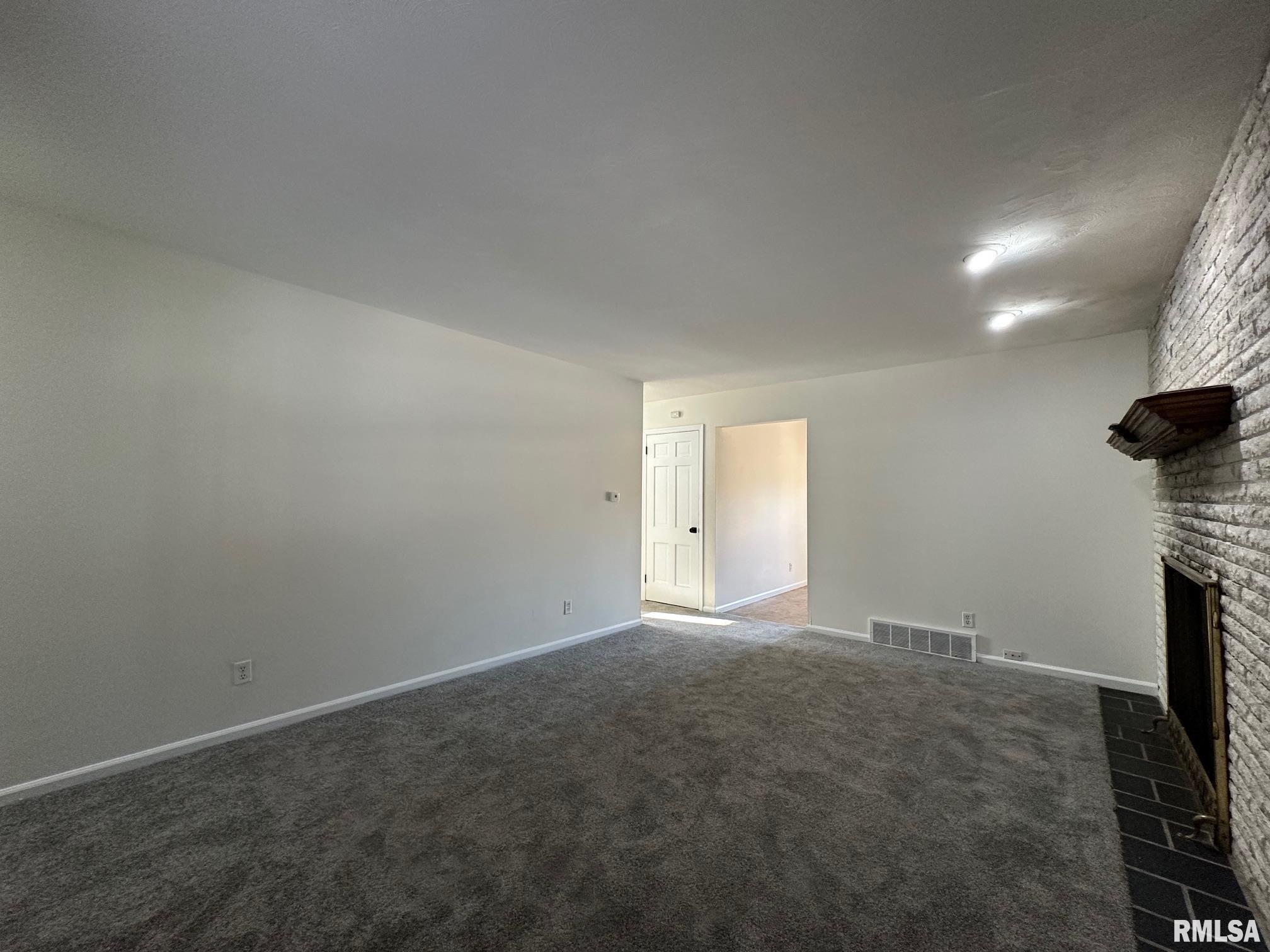 2403 Lynnhaven Drive Springfield, IL 62704 - Photo 2 of 18