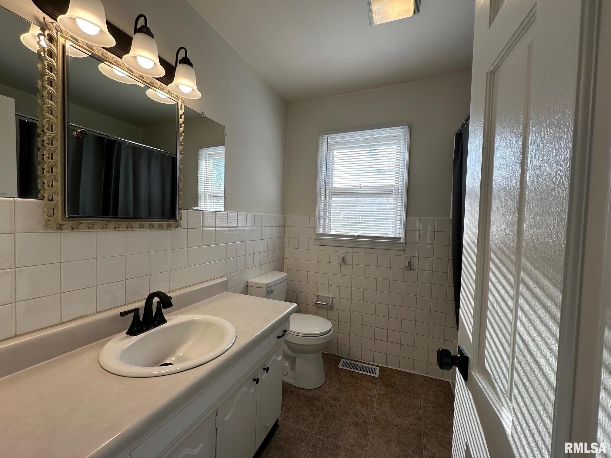 2403 Lynnhaven Drive Springfield, IL 62704 - Photo 10 of 18