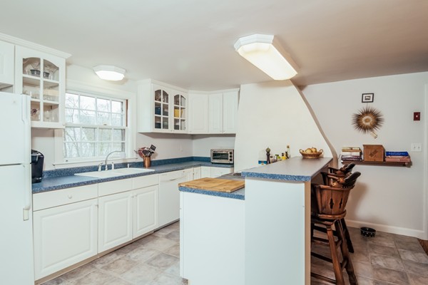 11 Chase Road Waltham, MA 02452 - Photo 4 of 12 Gallery Image 4