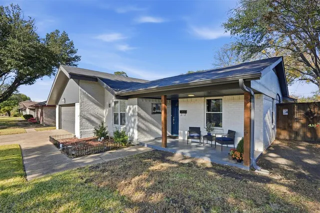 a view of a house with backyard