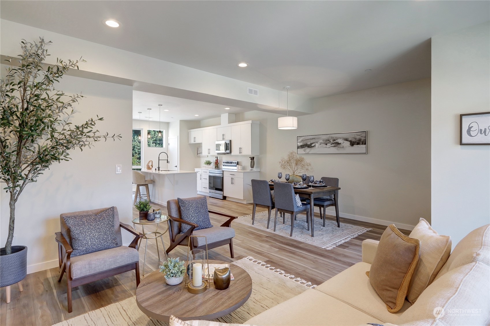 2527 Gibson Road, Unit A6 Everett, WA 98204 - Photo 4 of 24 a living room with furniture and a potted plant