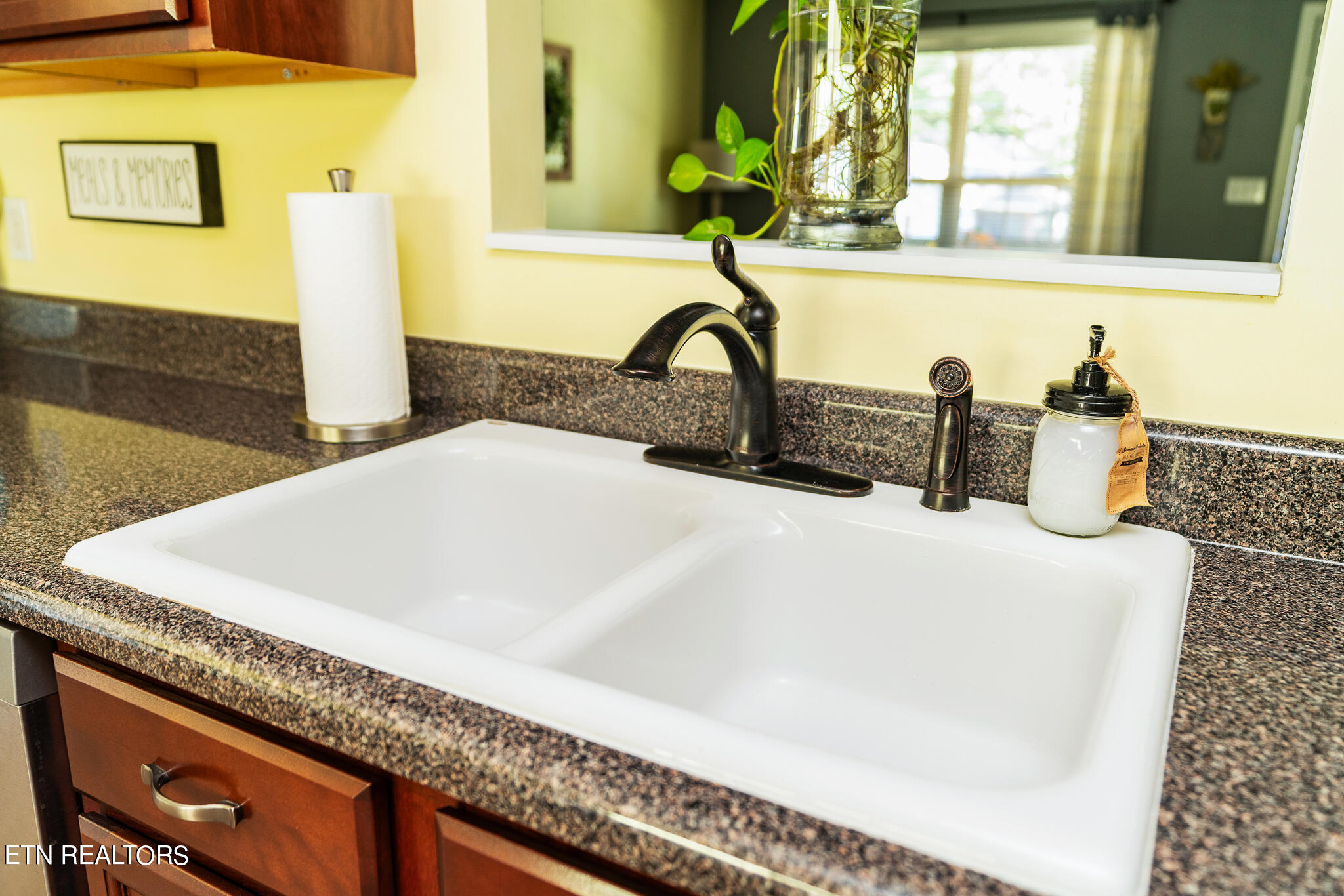 5925 Short Road Northwest Knoxville, TN 37921 - Photo 9 of 27 Kitchen sink