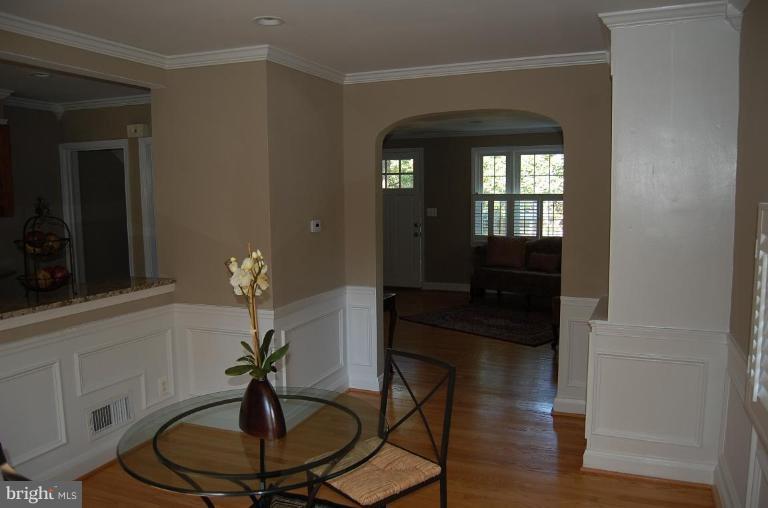 135 Stanmore Road Baltimore, MD 21212 - Photo 12 of 30 a living room with furniture and a potted plant