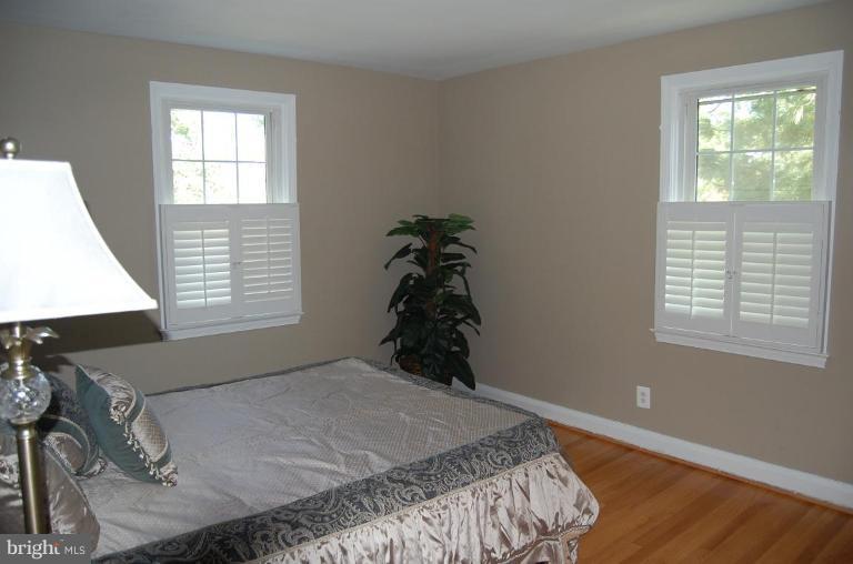 135 Stanmore Road Baltimore, MD 21212 - Photo 18 of 30 a bed sitting in a bedroom next to a window