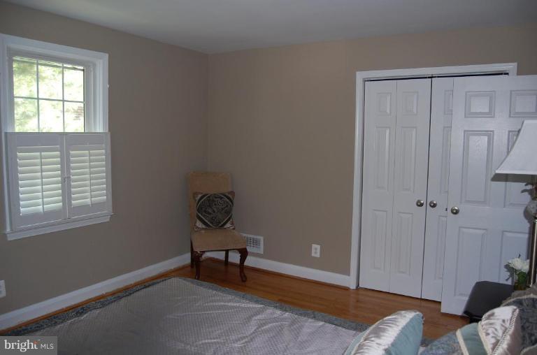 135 Stanmore Road Baltimore, MD 21212 - Photo 20 of 30 a living room with furniture and a window