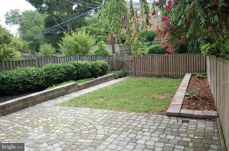 135 Stanmore Road Baltimore, MD 21212 - Photo 5 of 30 a backyard of a house with lots of green space