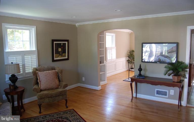 135 Stanmore Road Baltimore, MD 21212 - Photo 7 of 30 a living room with furniture and a wooden floor