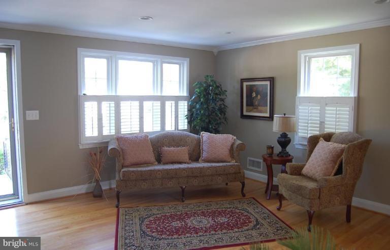 135 Stanmore Road Baltimore, MD 21212 - Photo 8 of 30 a living room with furniture and a rug