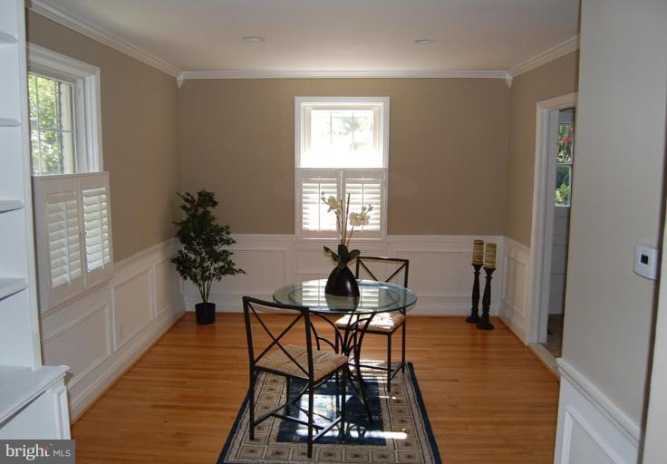 135 Stanmore Road Baltimore, MD 21212 - Photo 10 of 30 a dining room with furniture and window