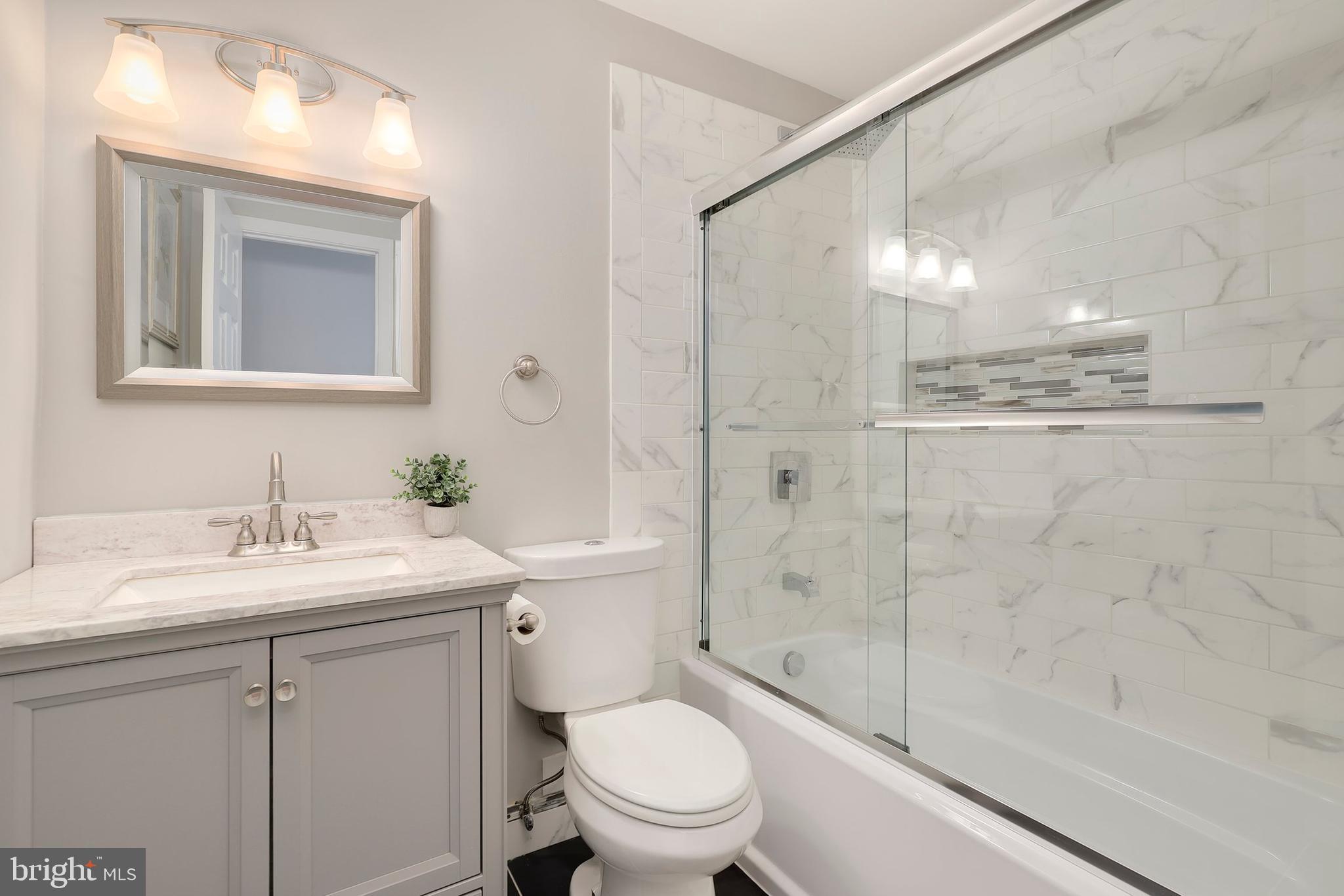 7114 Whetstone Road Alexandria, VA 22306 - Photo 17 of 35 Upper Level - Hall Bath