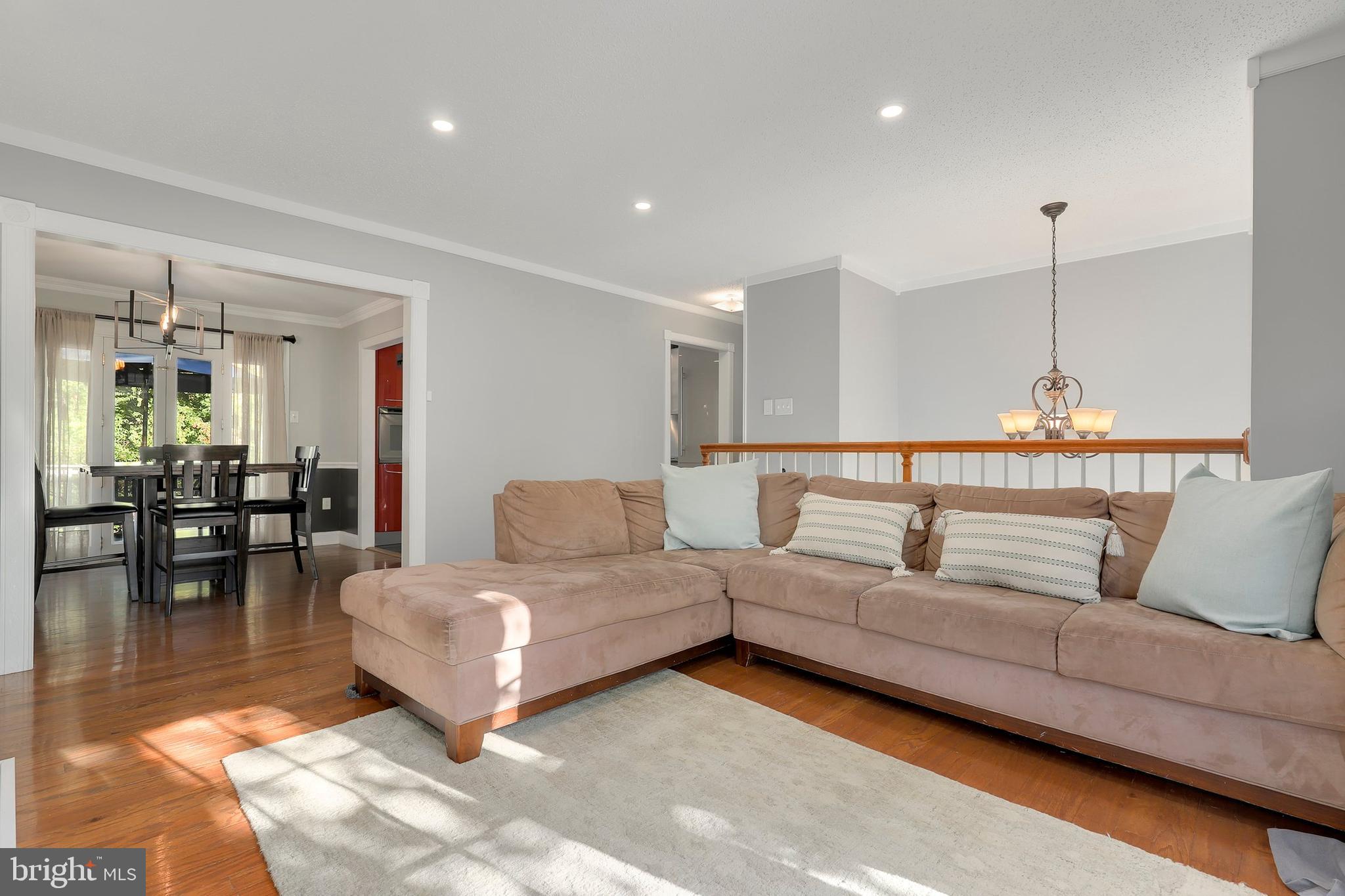 7114 Whetstone Road Alexandria, VA 22306 - Photo 5 of 35 Upper Level - Living Room
