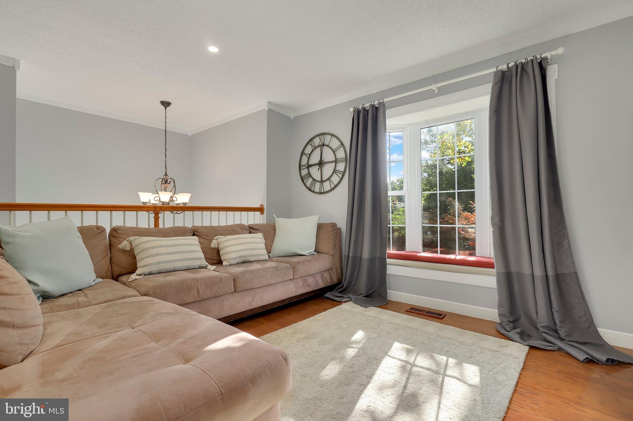 7114 Whetstone Road Alexandria, VA 22306 - Photo 6 of 35 Upper Level - Living Room