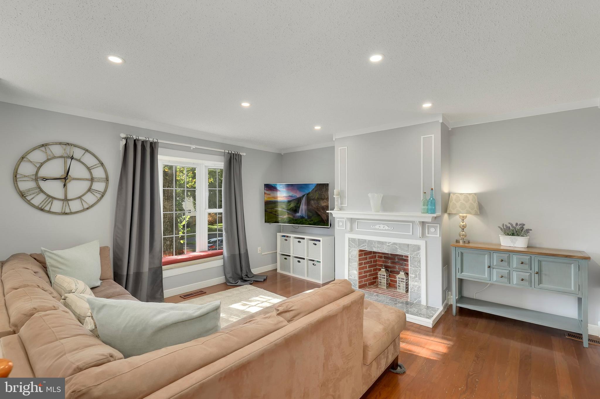 7114 Whetstone Road Alexandria, VA 22306 - Photo 7 of 35 Upper Level - Living Room