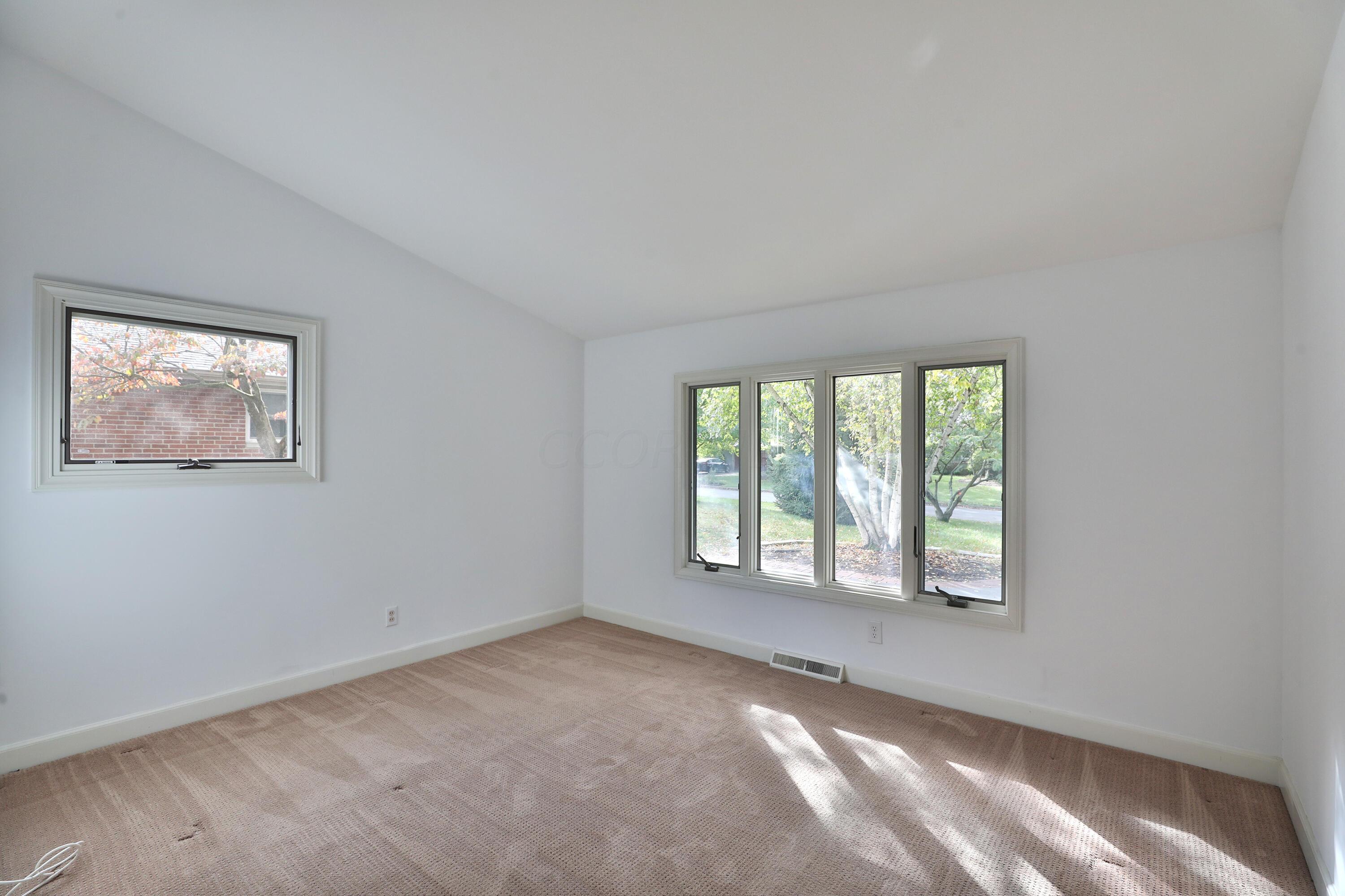 160 Croswell Road Columbus, OH 43214 - Photo 25 of 50 160-Croswell-Interiors-22