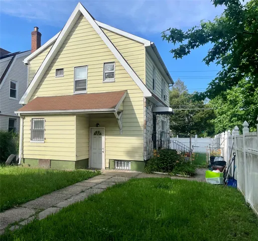 $749,000 | 104-50 210th Street | Bellaire Park