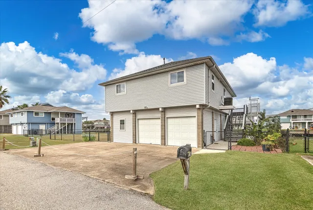 $2,600 | 1190 Sailfish Street, Bayou Vista, TX 77563