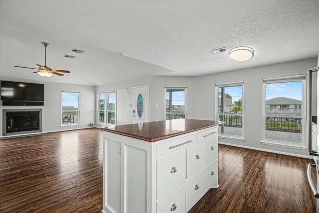 $2,600 | 1190 Sailfish Street, Bayou Vista, TX 77563