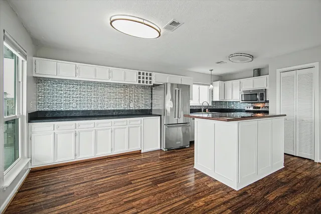 $2,600 | 1190 Sailfish Street, Bayou Vista, TX 77563