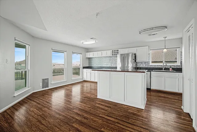 $2,600 | 1190 Sailfish Street, Bayou Vista, TX 77563