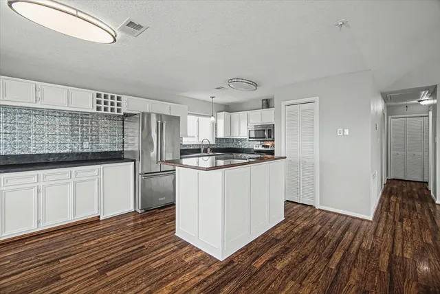 $2,600 | 1190 Sailfish Street, Bayou Vista, TX 77563