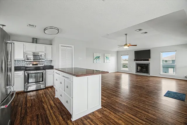 $2,600 | 1190 Sailfish Street, Bayou Vista, TX 77563