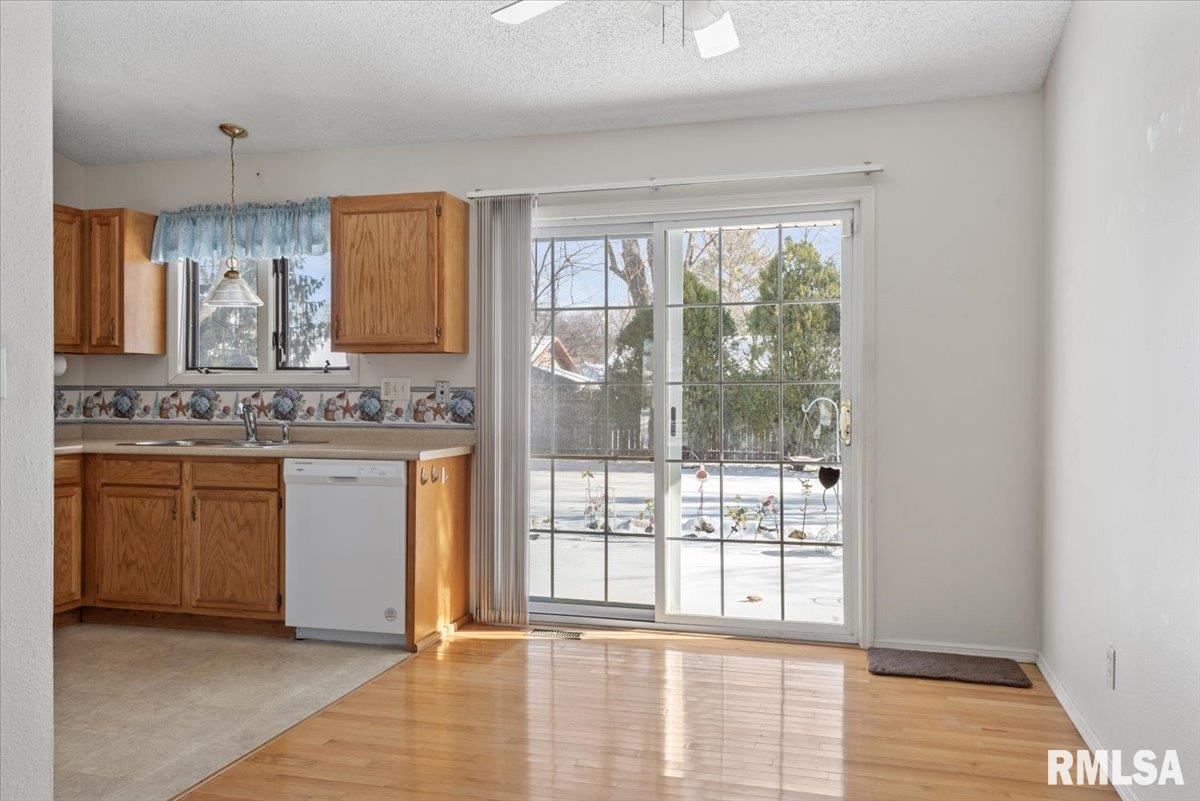 216 North Durkin Drive Springfield, IL 62702 - Photo 3 of 17