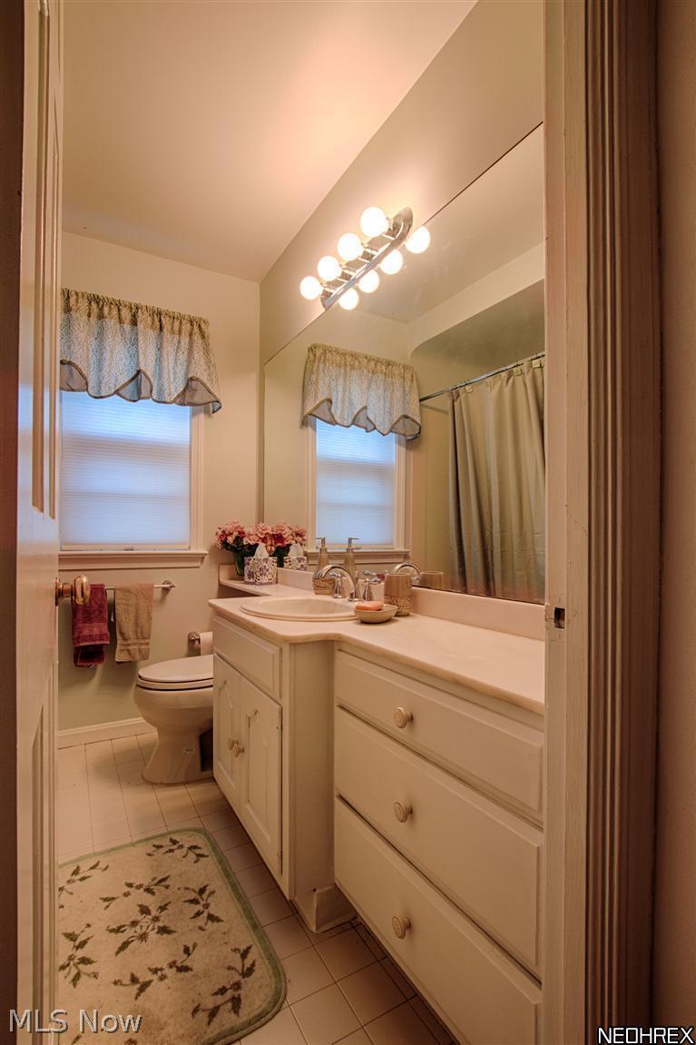5432 Summit Road Cleveland, OH 44124 - Photo 19 of 25 Crisp white full bath on first floor