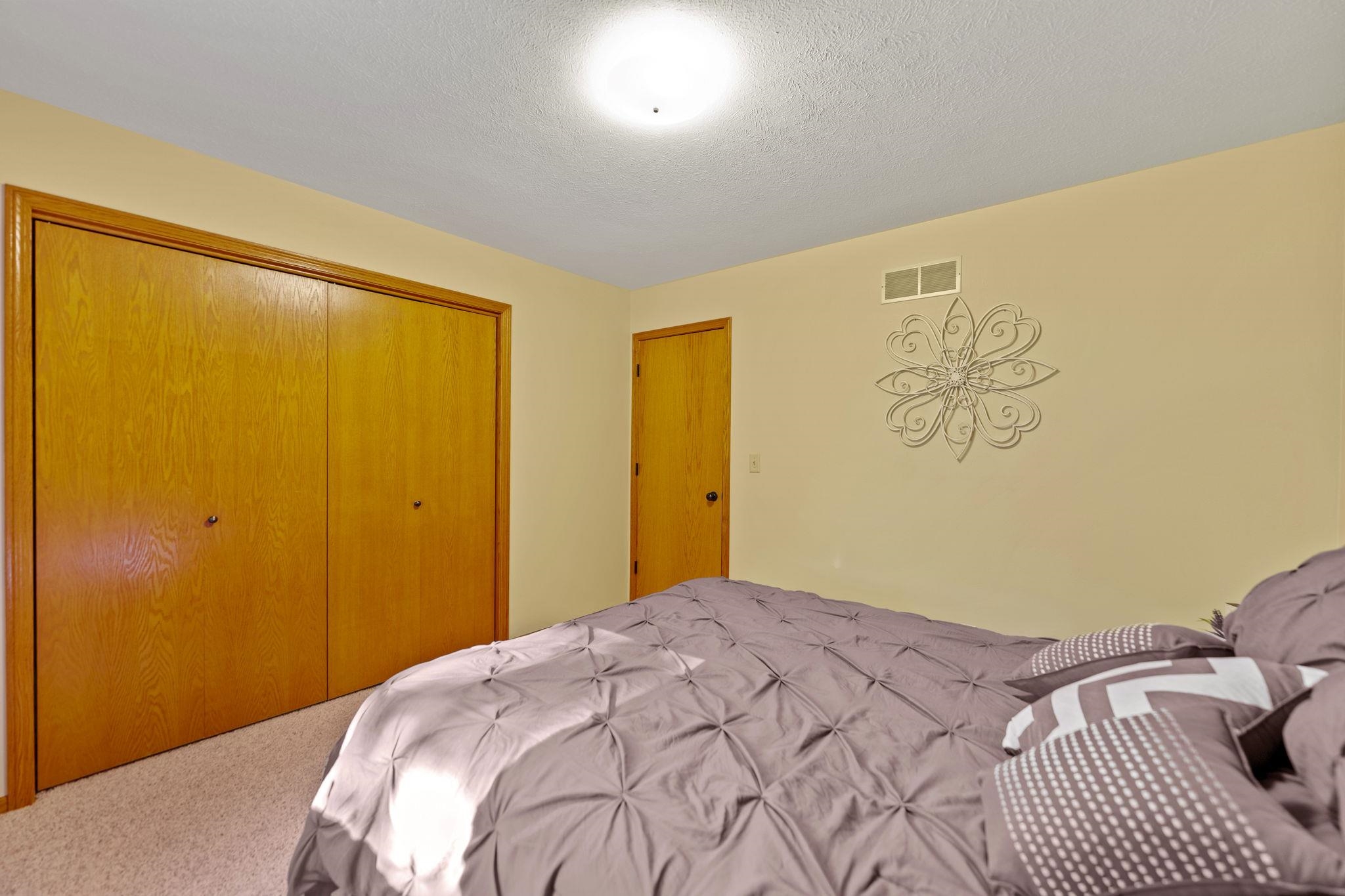 13546 Racoon Run Roscoe, IL 61073 - Photo 19 of 37 a bedroom with a bed and a wall painting