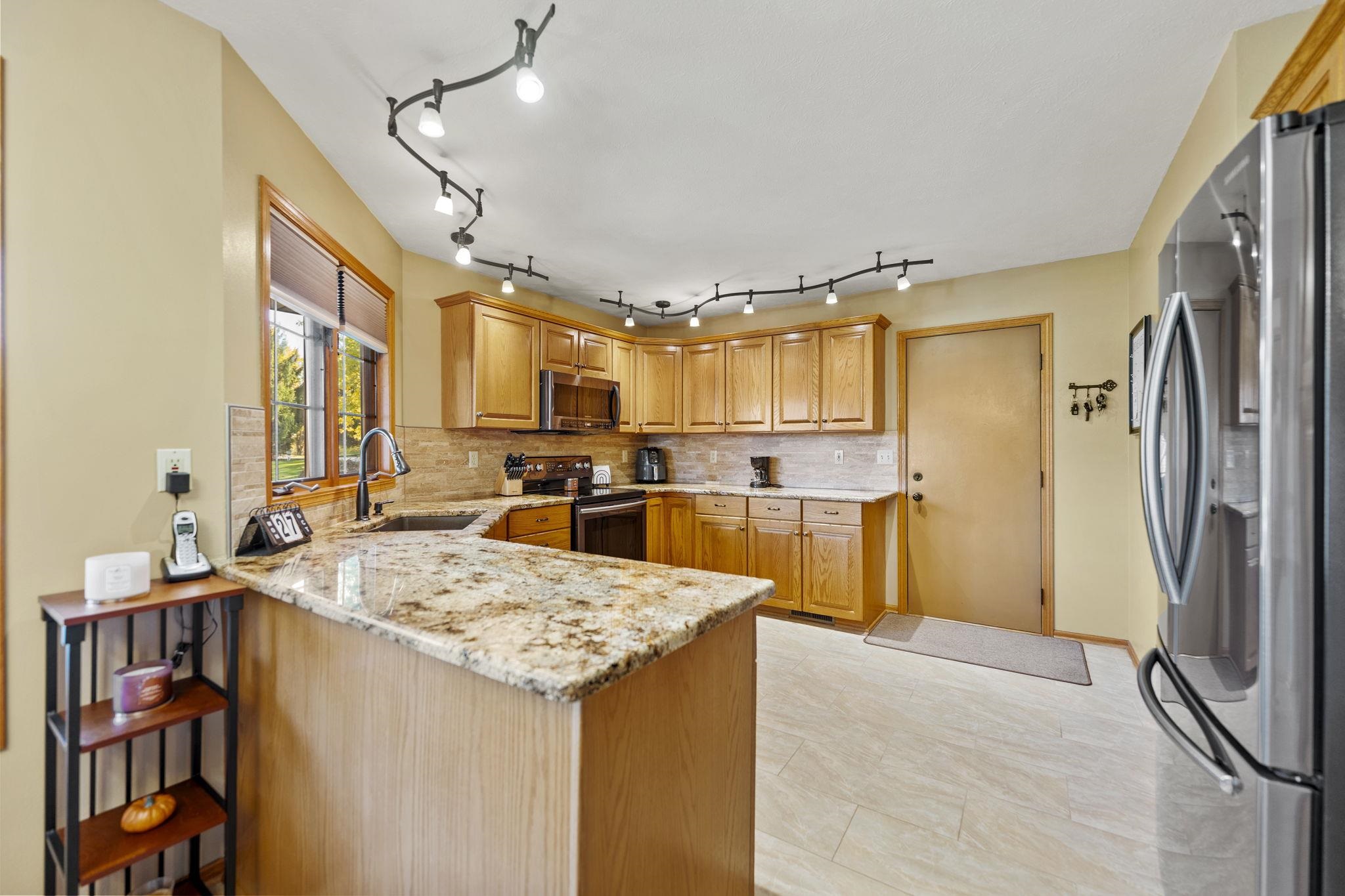 13546 Racoon Run Roscoe, IL 61073 - Photo 7 of 37 a kitchen that has a lot of cabinets in it and appliances
