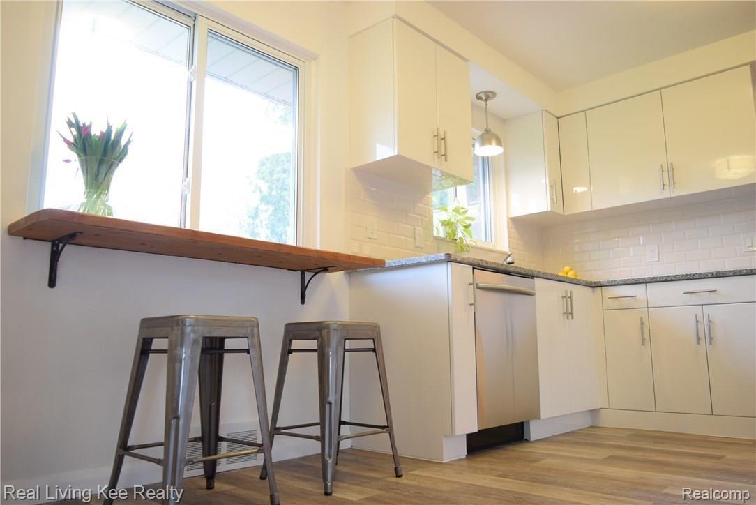 16208 Reedmere Avenue Franklin, MI 48025 - Photo 9 of 29 Amazing kitchen w/ custom breakfast bar