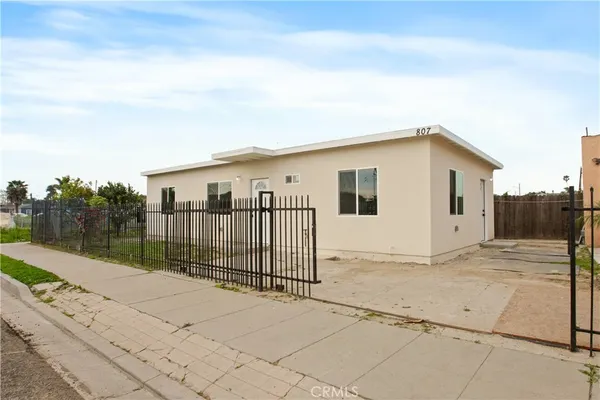 a view of a house with a backyard