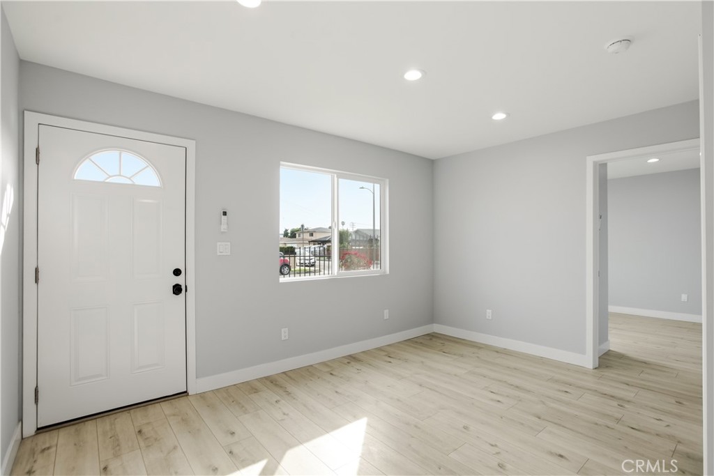 805 South Kemp Avenue Compton, CA 90220 - Photo 4 of 17 Living Room