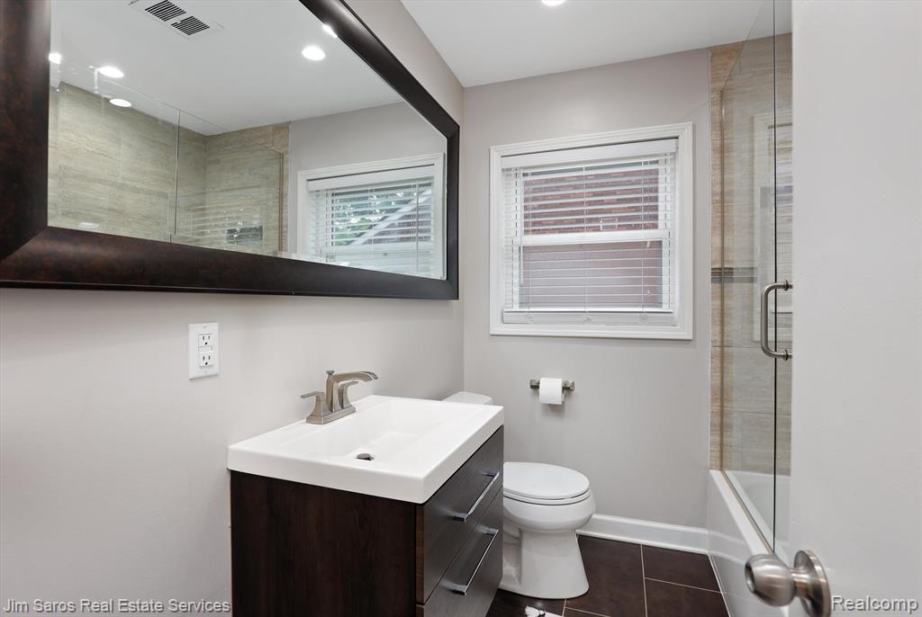 1240 Fairholme Road Grosse Pointe Woods, MI 48236 - Photo 13 of 17