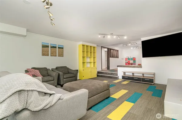 $5,750 | 3200 30th Avenue West, Seattle, WA 98199