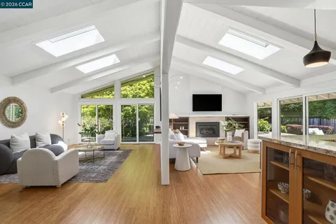 $2,095,000 | 260 Corliss Drive, Moraga, CA 94556