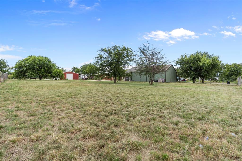 395 Private Road 4219 Decatur, TX 76234 - Photo 28 of 29 a backyard of a house with lots of green space