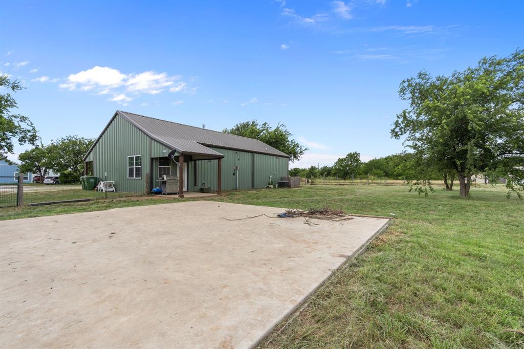 395 Private Road 4219 Decatur, TX 76234 - Photo 4 of 29 front view of a house with a yard