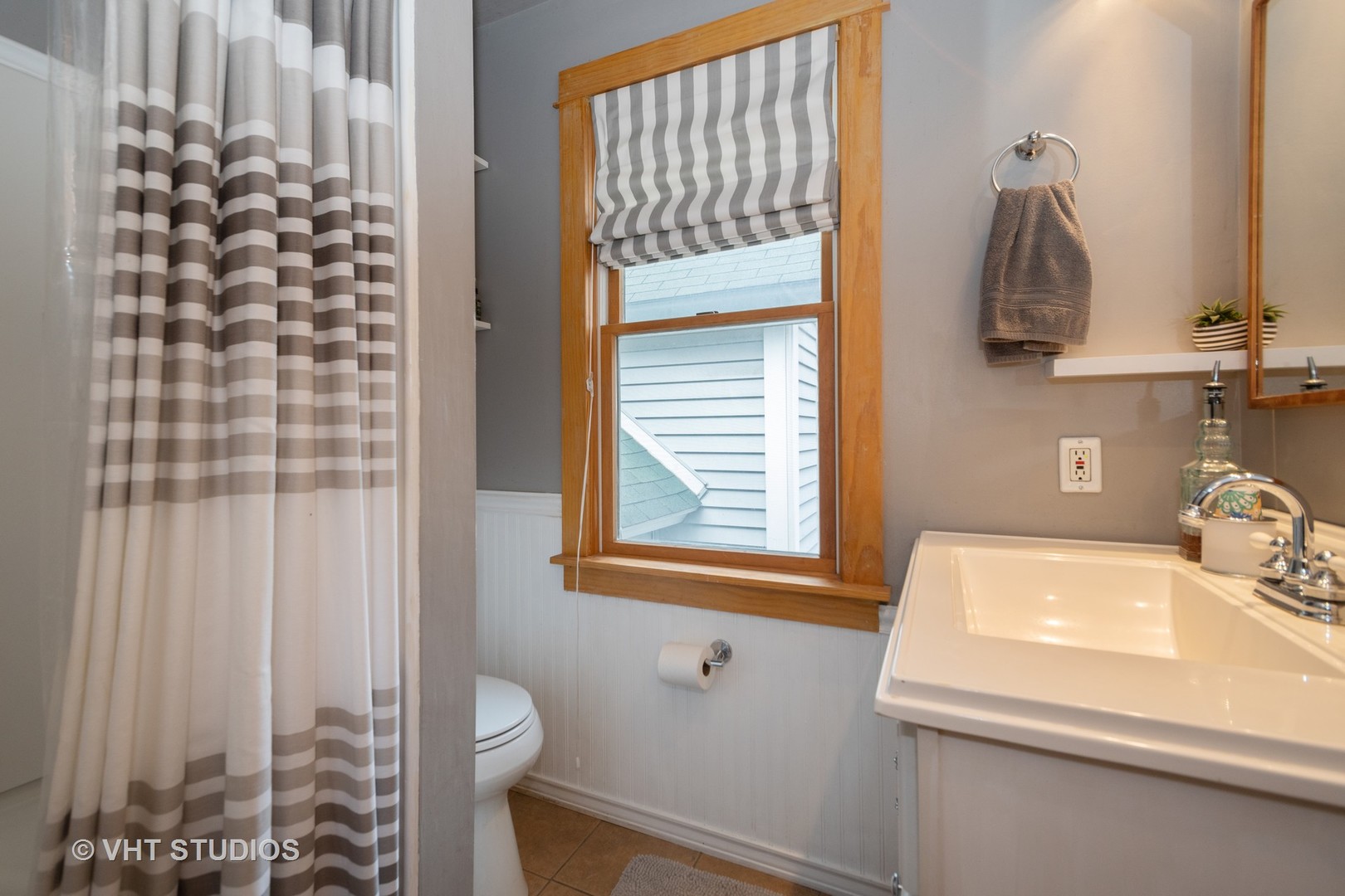2105 Cedar Road Homewood, IL 60430 - Photo 8 of 23 a bathroom with a sink toilet and shower