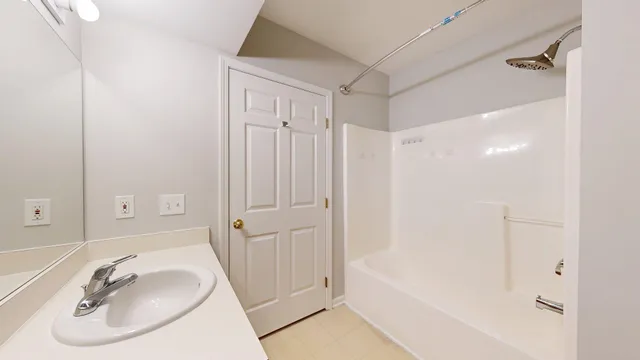 $2,100 | 2767 South Knightsbridge Circle, Ann Arbor, MI 48105