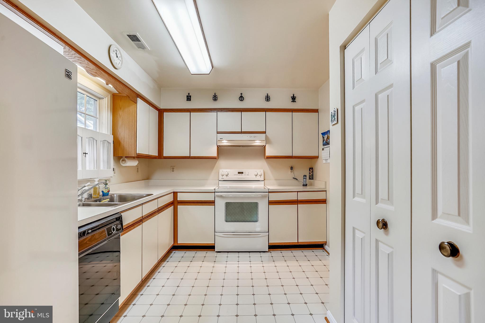 856 Rudder Way Annapolis, MD 21401 - Photo 6 of 35 Bright Kitchen