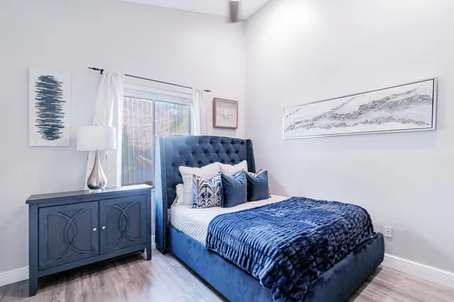 a view of a backyard