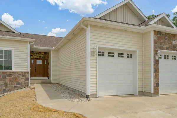 $409,900 | 205 Ridgeview Drive, Battle Creek, MI 49015