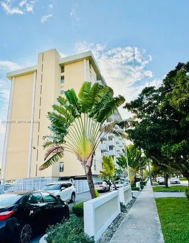 $2,200 | 2020 Northeast 135th Street, Unit 409, North Miami, FL 33181
